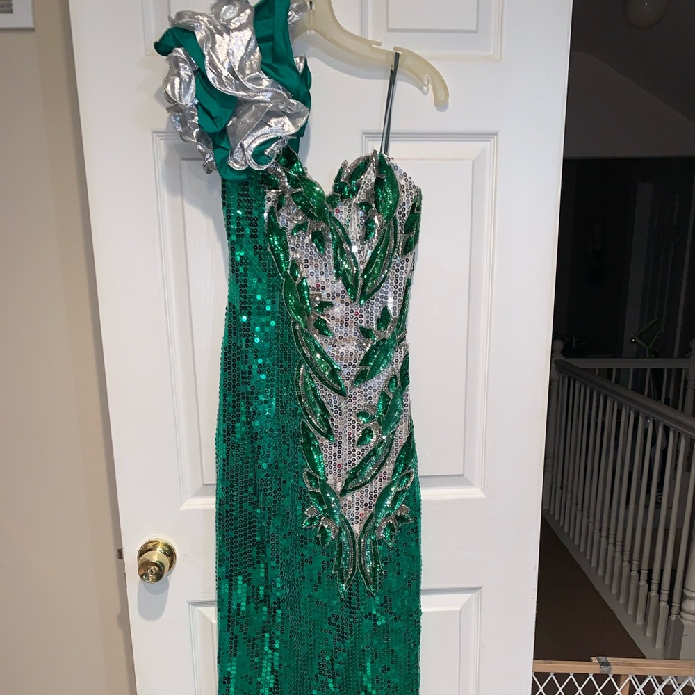 GREEN & SLIVER ONE SHOULDER DRESS SIZE 4-6
